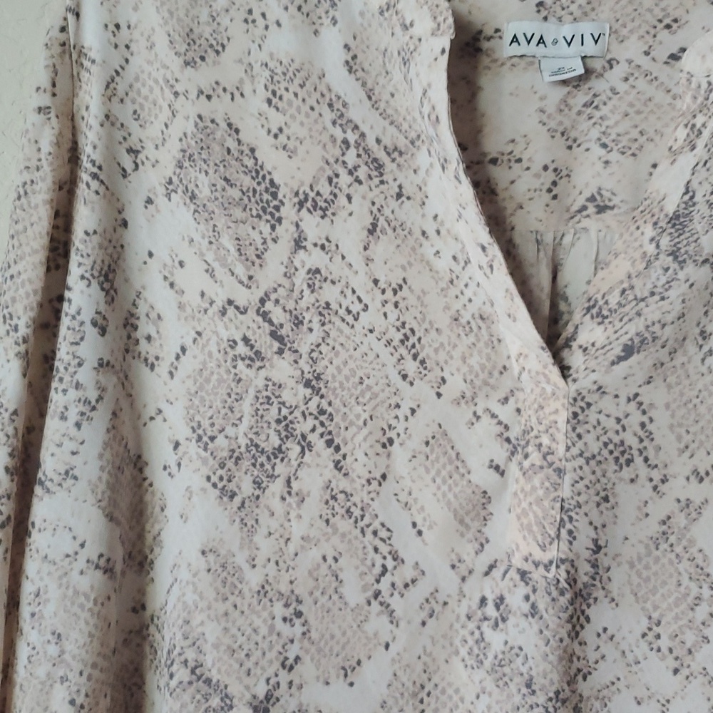 4/$20 Ava & Viv Women Top Beige Snakeskin Print Blouse Balloon Sleeve V Neck 2X - Picture 5 of 8